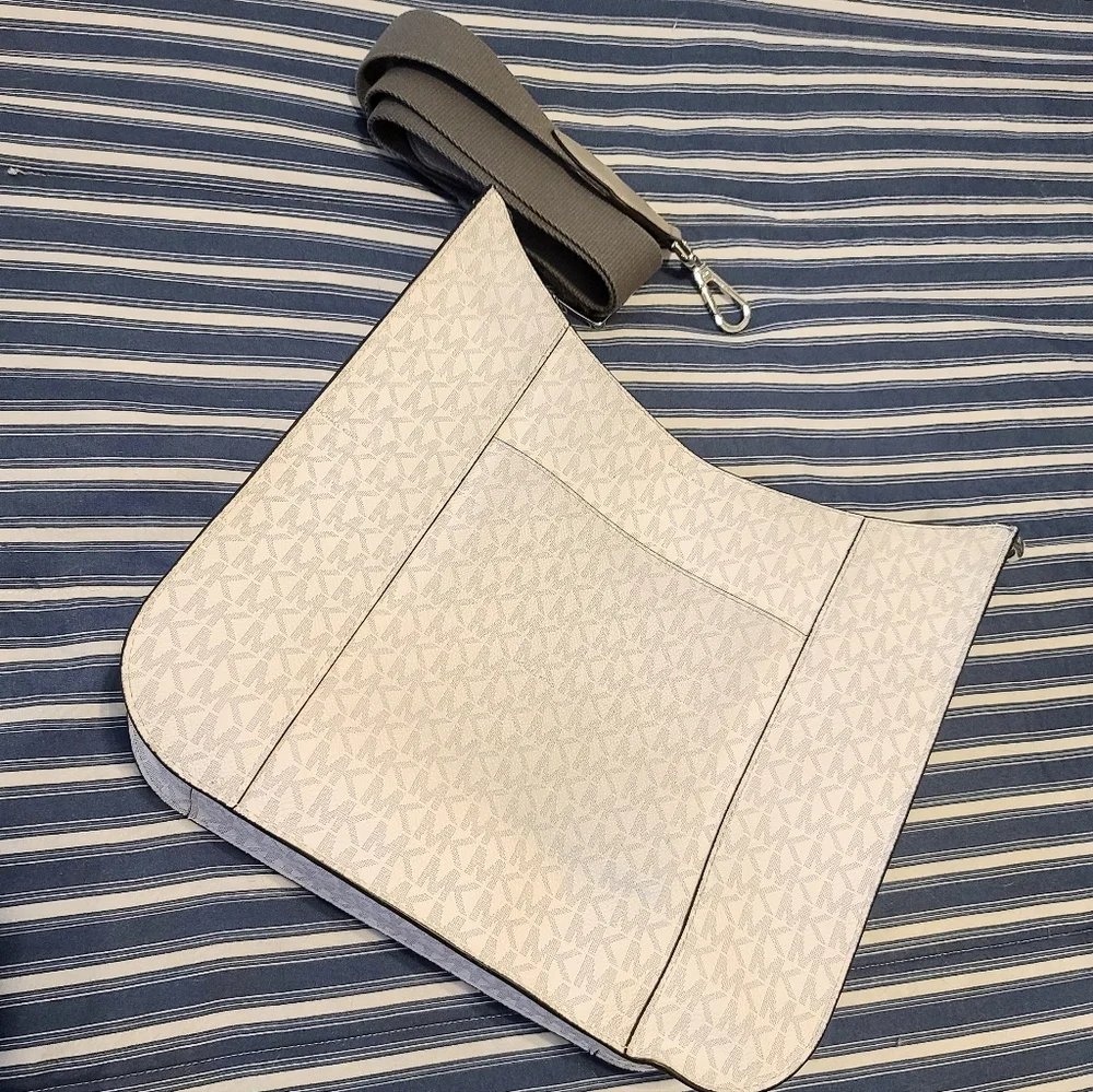 Michael Kors crossbody purse - Picture 2 of 5